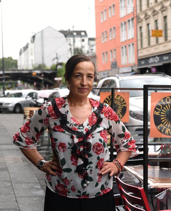 Filippa Luca Padiglia steht vor ihrem Lokal Etrusca auf der Zülpicher Straße.