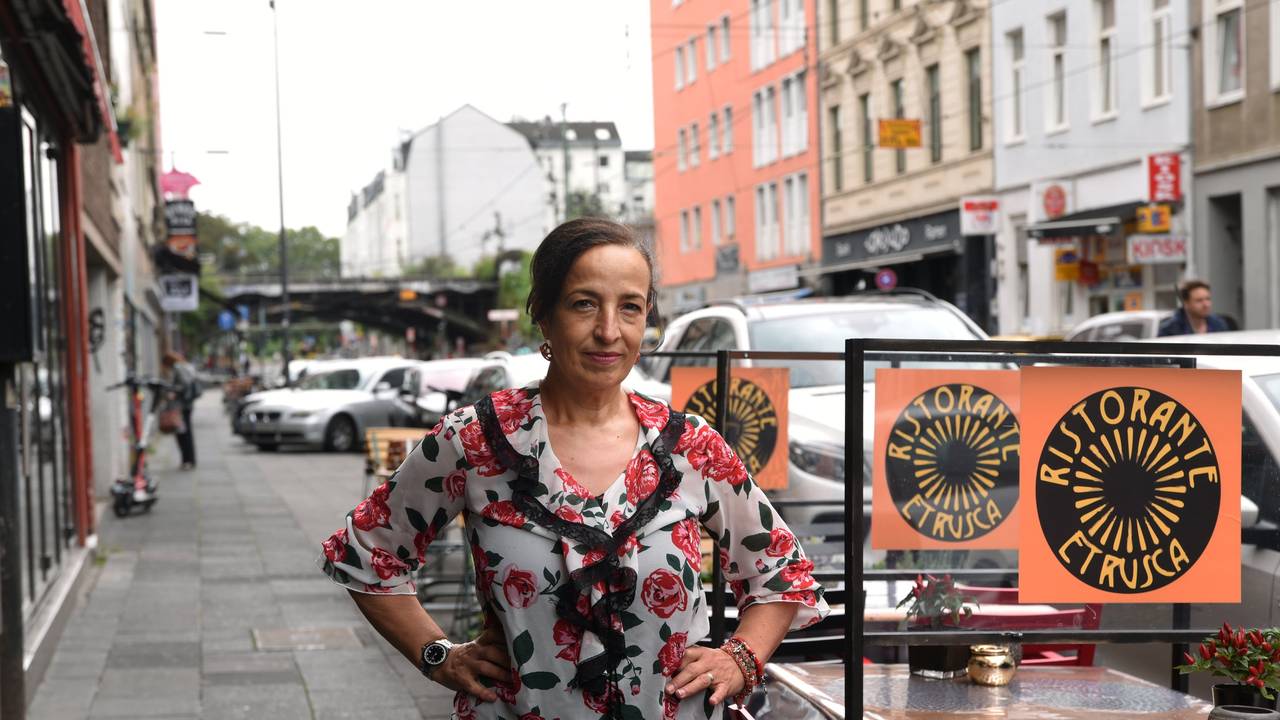 Filippa Luca Padiglia steht vor ihrem Lokal Etrusca auf der Zülpicher Straße.