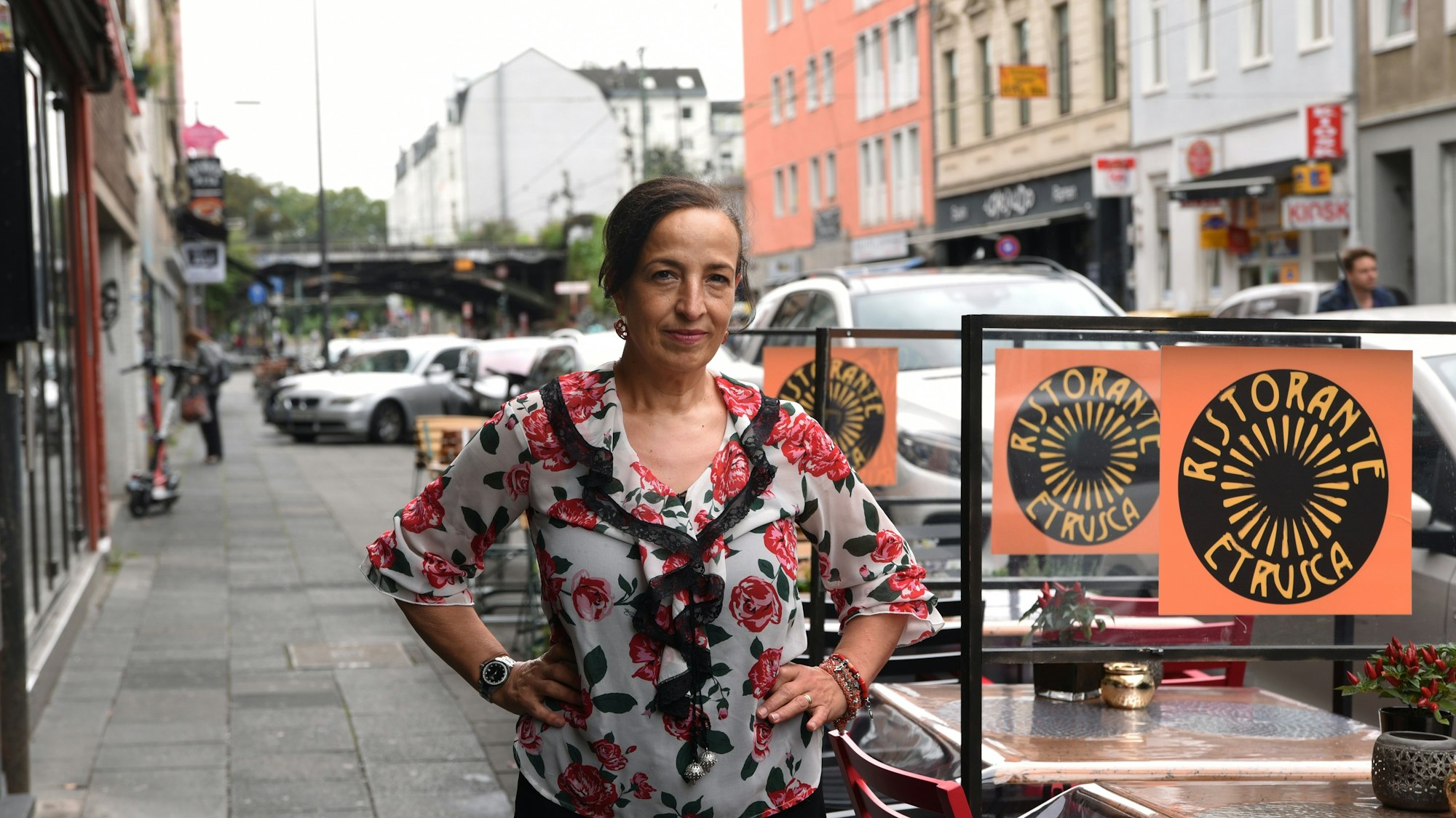 Filippa Luca Padiglia steht vor ihrem Lokal Etrusca auf der Zülpicher Straße.