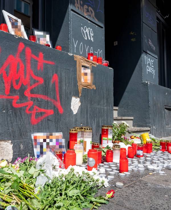 Blumen und Kerzen am Tatort in der Zülpicher Straße