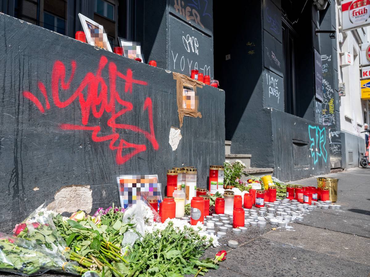 Blumen und Kerzen am Tatort in der Zülpicher Straße