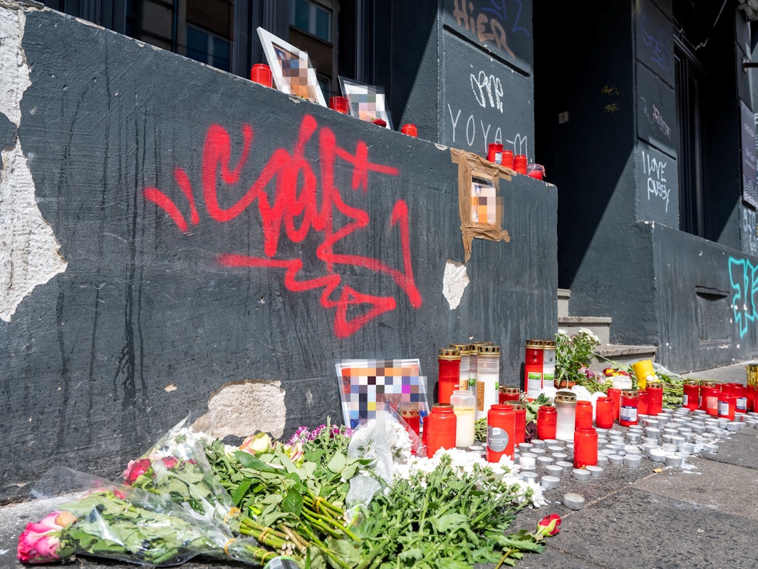 Blumen und Kerzen liegen am Tatort auf der Zülpicher Straße.