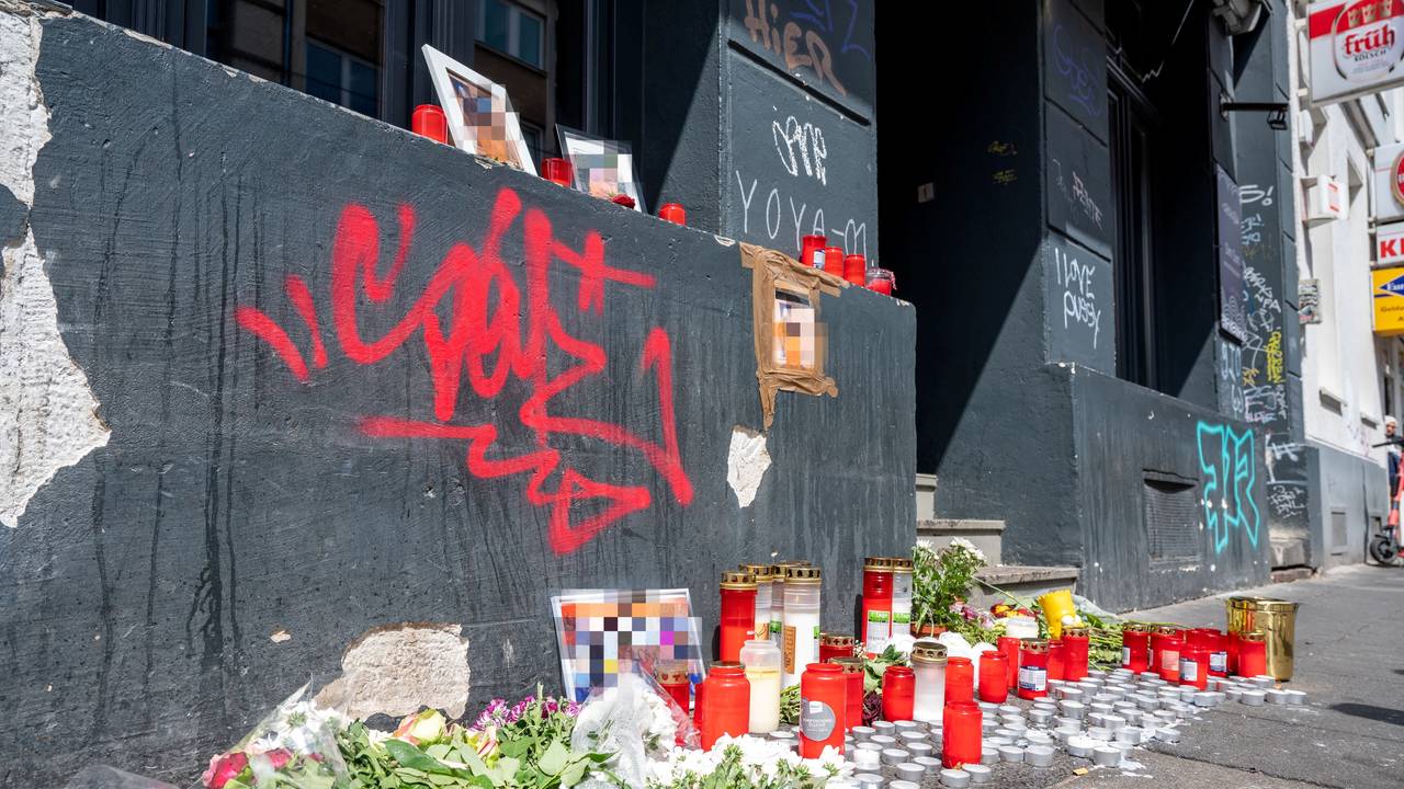 Blumen und Kerzen am Tatort in der Zülpicher Straße