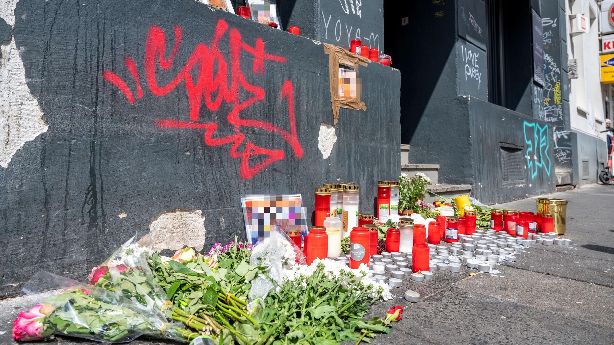 Blumen und Kerzen liegen am Tatort auf der Zülpicher Straße.