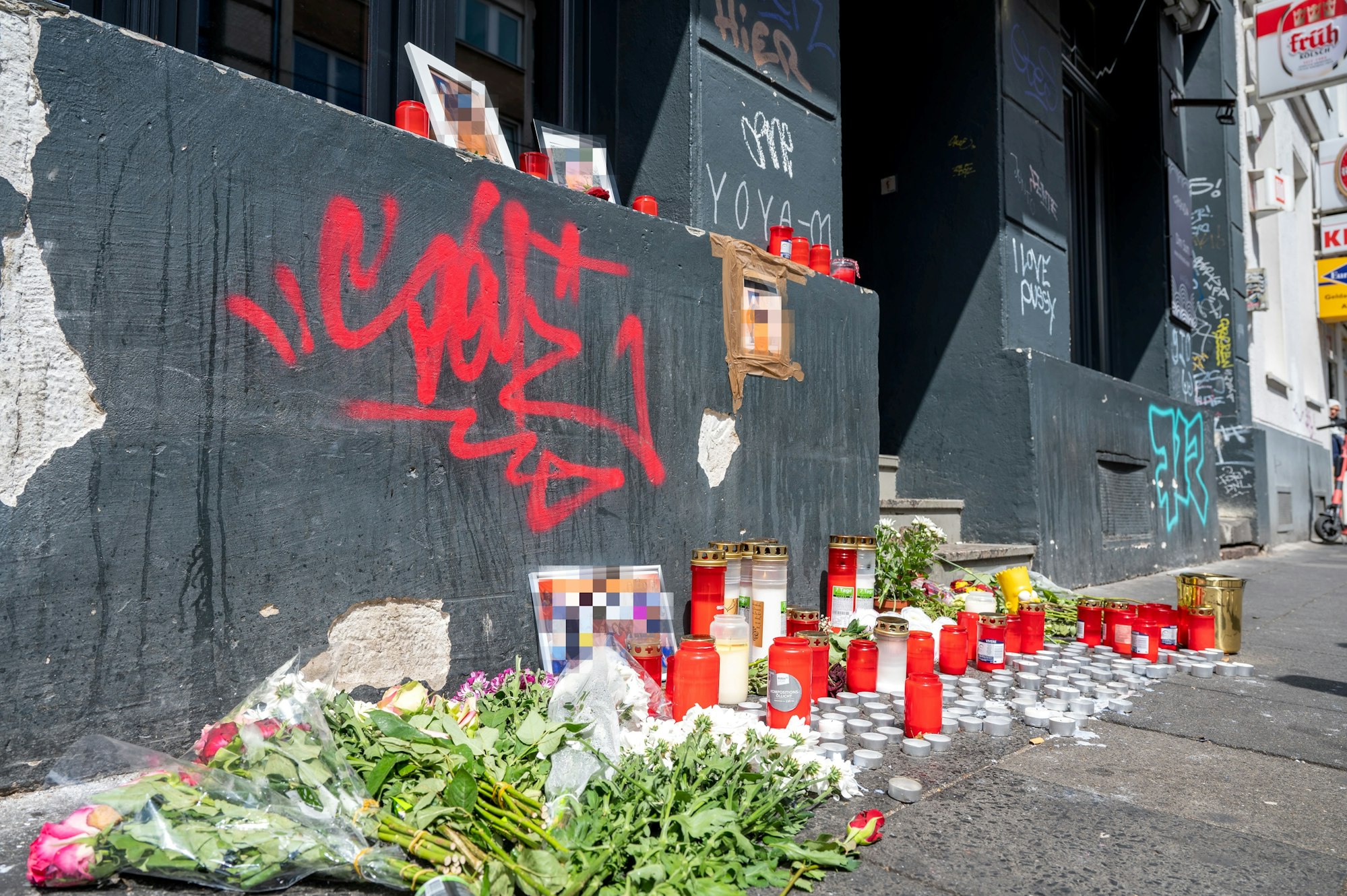 Blumen und Kerzen am Tatort in der Zülpicher Straße