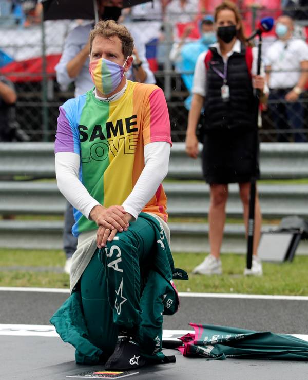 Sebastian Vettel aus Deutschland vom Team Aston-Martin kniet vor dem Rennen auf der Rennstrecke zur Unterstützung der Black-Lives-Matter-Bewegung nieder.