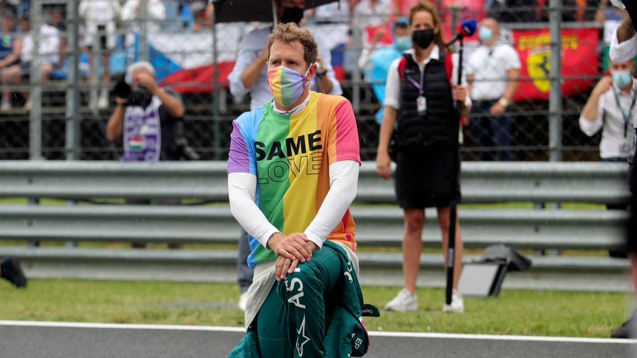 Sebastian Vettel aus Deutschland vom Team Aston-Martin kniet vor dem Rennen auf der Rennstrecke zur Unterstützung der Black-Lives-Matter-Bewegung nieder.