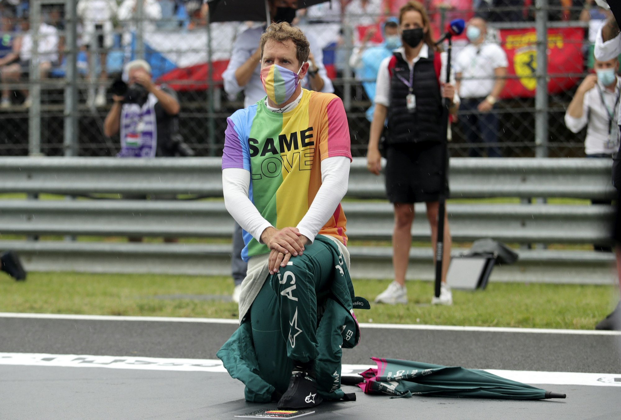 Sebastian Vettel kniet vor dem Rennen in Budapest in einem Regenbogen-Shirt auf der Rennstrecke zur Unterstützung der Black-Lives-Matter- und der LGBTQ+-Bewegung nieder.