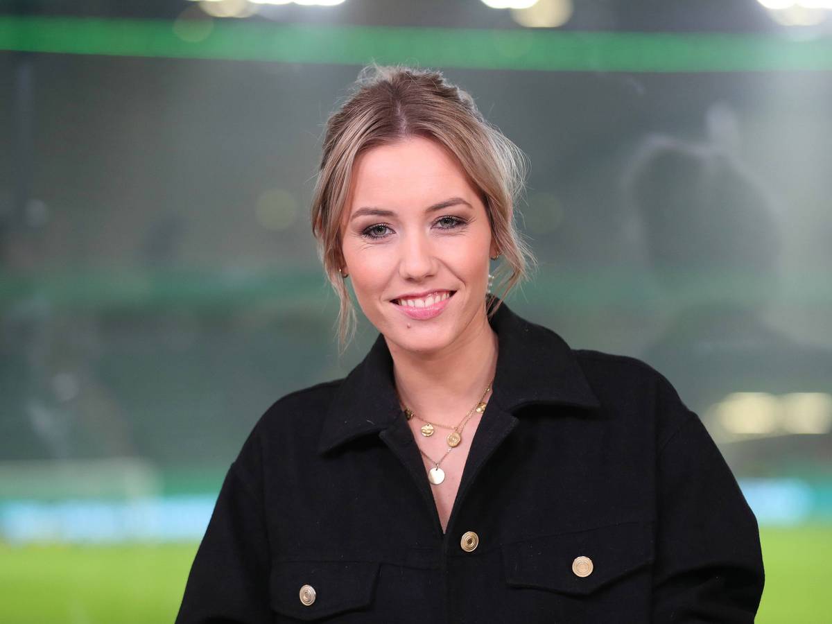 Laura Papendick lacht bei einer TV-Übertragung beim DFB-Pokal in die Kamera.