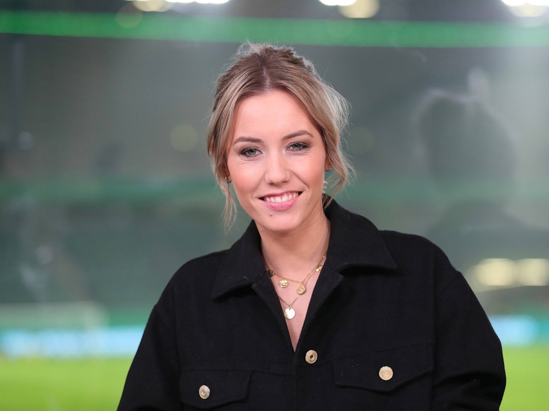 Laura Papendick lacht bei einer TV-Übertragung beim DFB-Pokal in die Kamera.