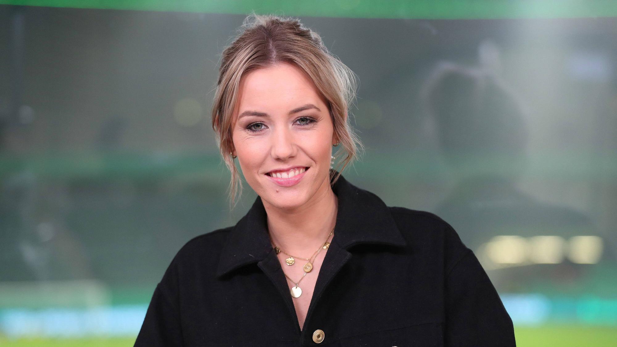 Laura Papendick lacht bei einer TV-Übertragung beim DFB-Pokal in die Kamera.