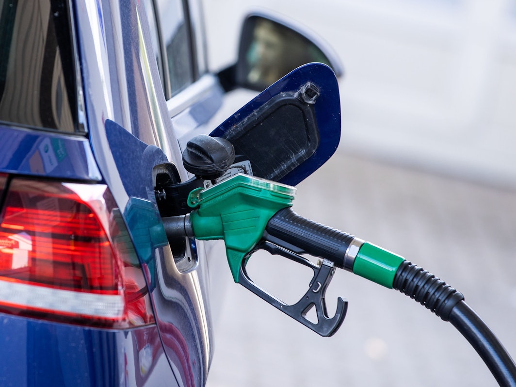 Spritpreise steigen: Eine Zapfpistole für Super-Kraftstoff steckt in einer Tankstelle im Tankstutzen eines Autos.