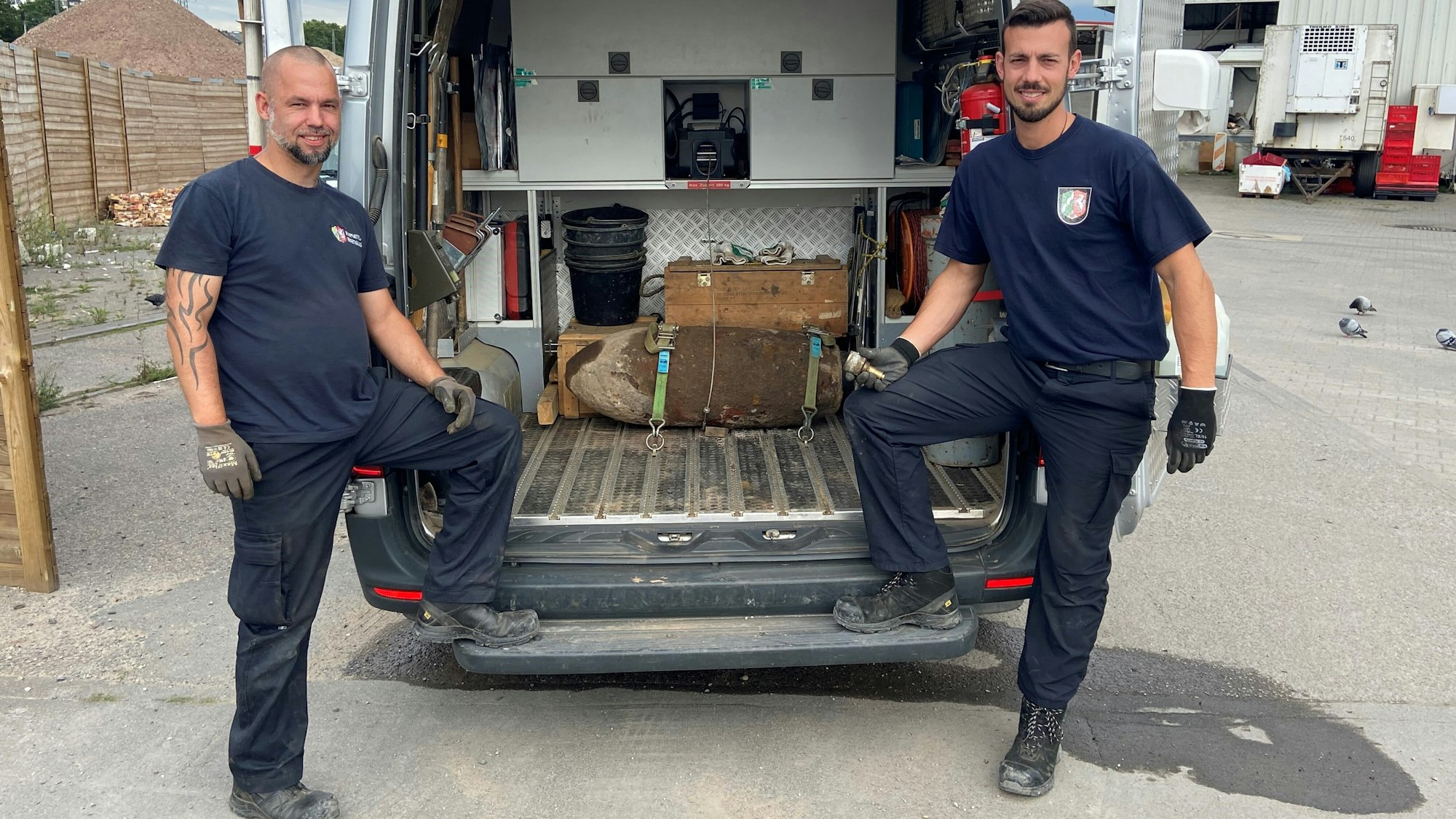 Christoph Wassenberg (links) und Stefan Höreth vom Kampfmittelbeseitigungsdienst der Bezirksregierung Düsseldorf mit der Bombe, die sie am 02.08.2021 entschärfen konnten.