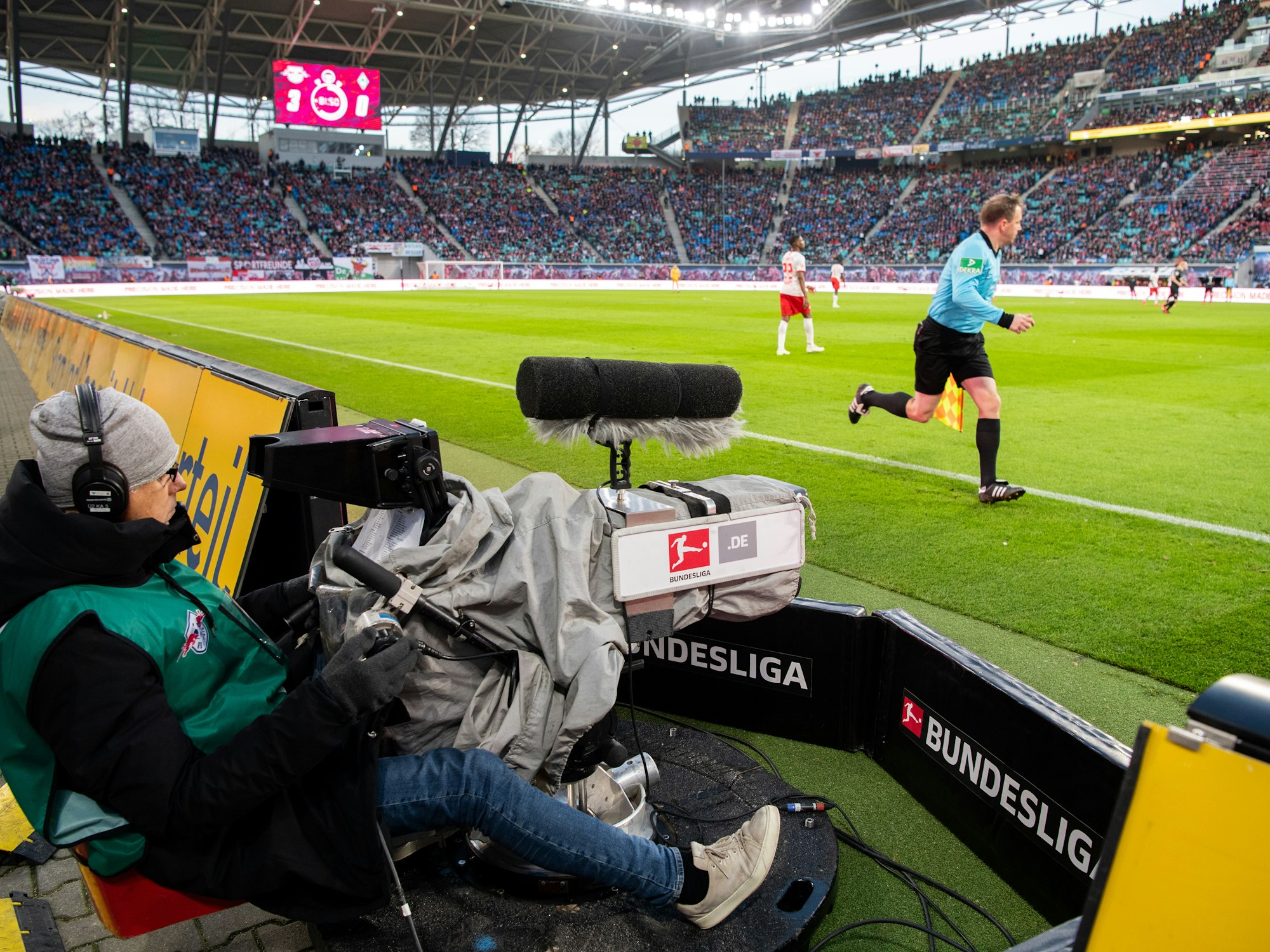 Eine TV-Kamera filmt während des Bundesliga-Spiels RB Leipzig - Werder Bremen.