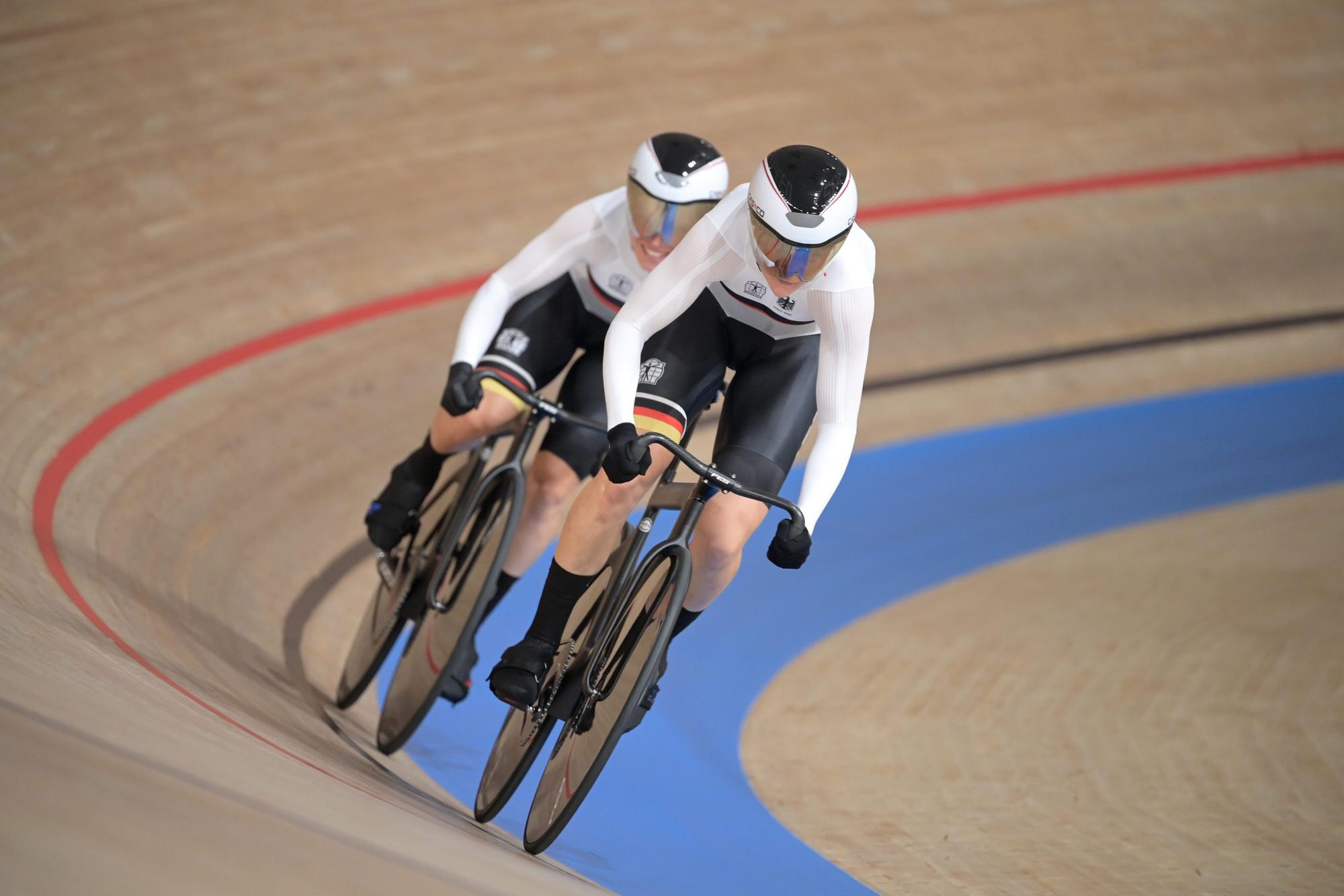 Das deutsche Team um Lea Sophie Friedrich (vorne) und Emma Hinze im Bahnrad-Teamsprint.