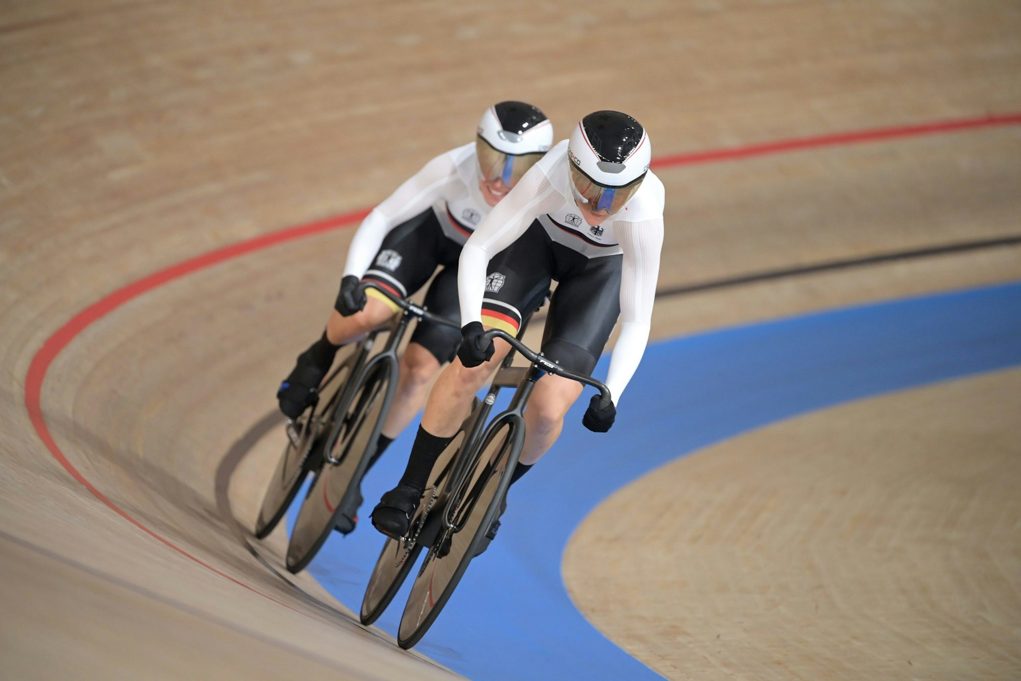 Das deutsche Team um Lea Sophie Friedrich (vorne) und Emma Hinze im Bahnrad-Teamsprint.