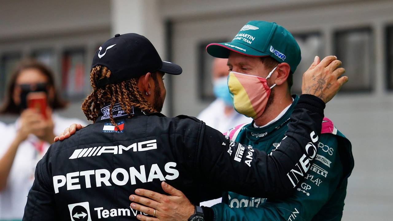 Sebastian Vettel (r.) und Lewis Hamilton umarmen sich nach dem Ungarn-Rennen der Formel 1.