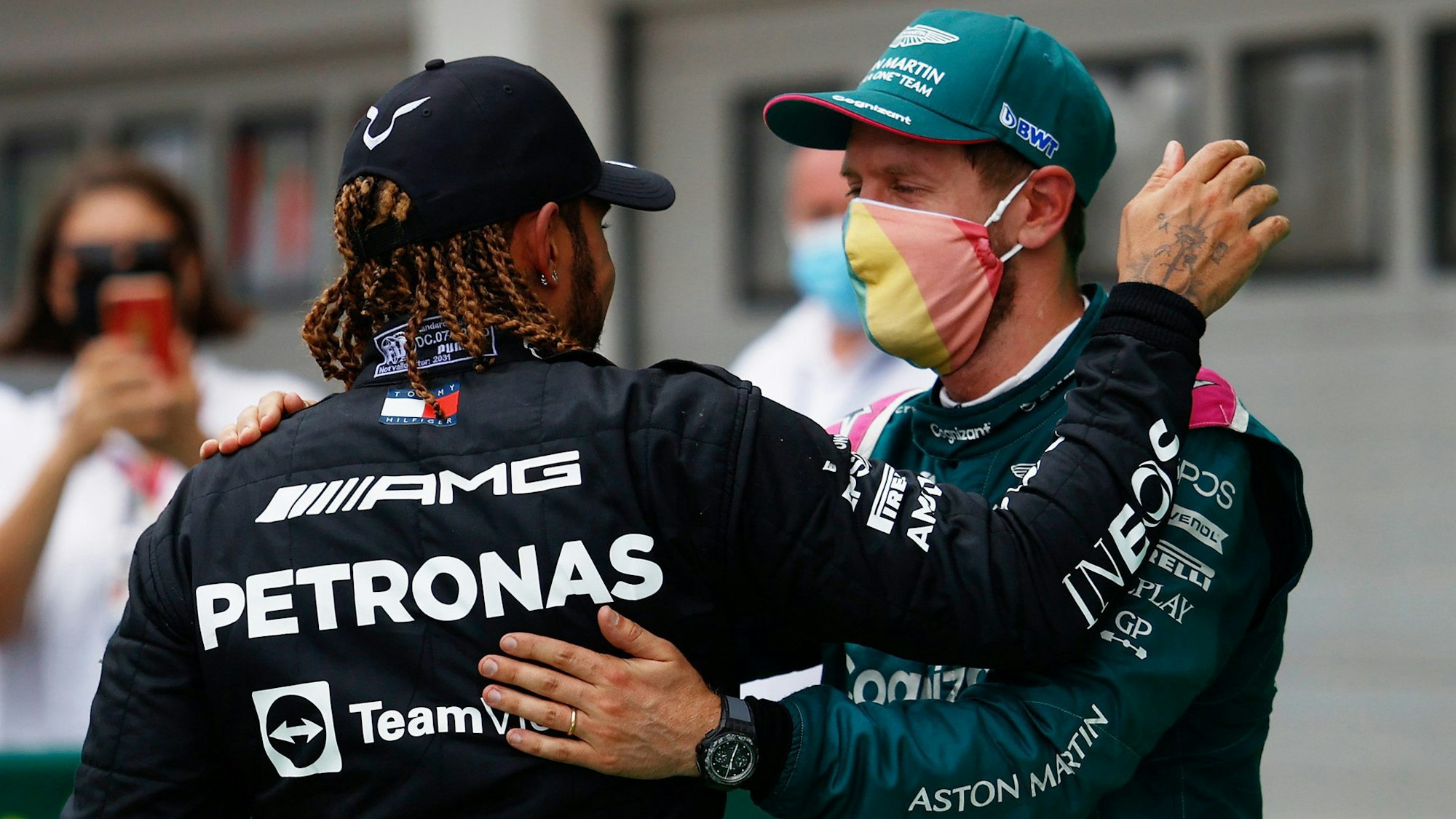 Sebastian Vettel (r.) und Lewis Hamilton umarmen sich nach dem Ungarn-Rennen der Formel 1.