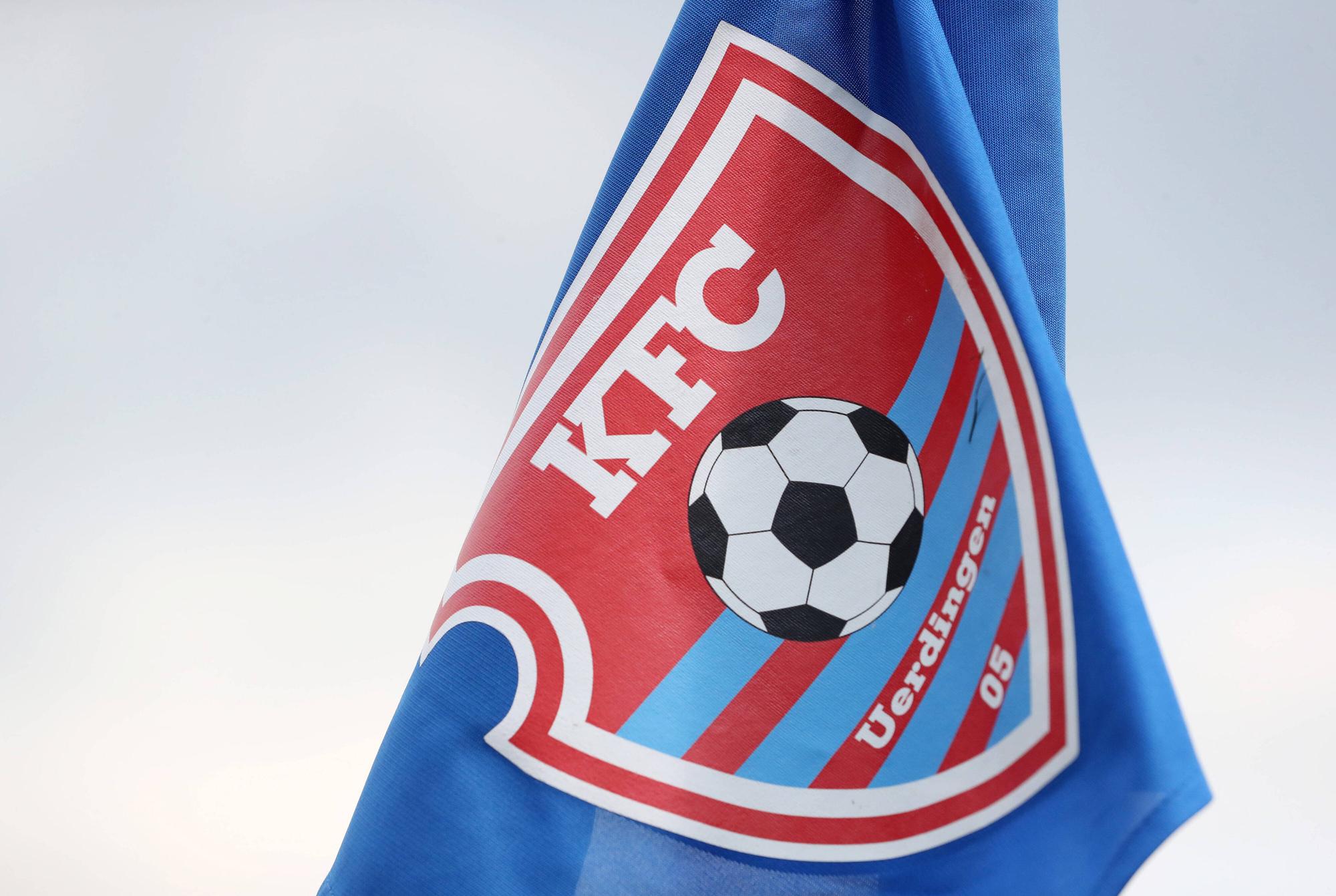 Fahne mit dem Vereinswappen des KFC Uerdingen