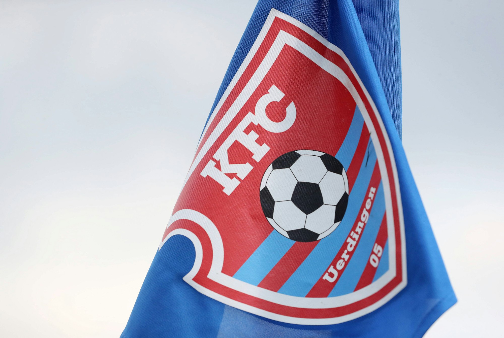 Fahne mit dem Vereinswappen des KFC Uerdingen