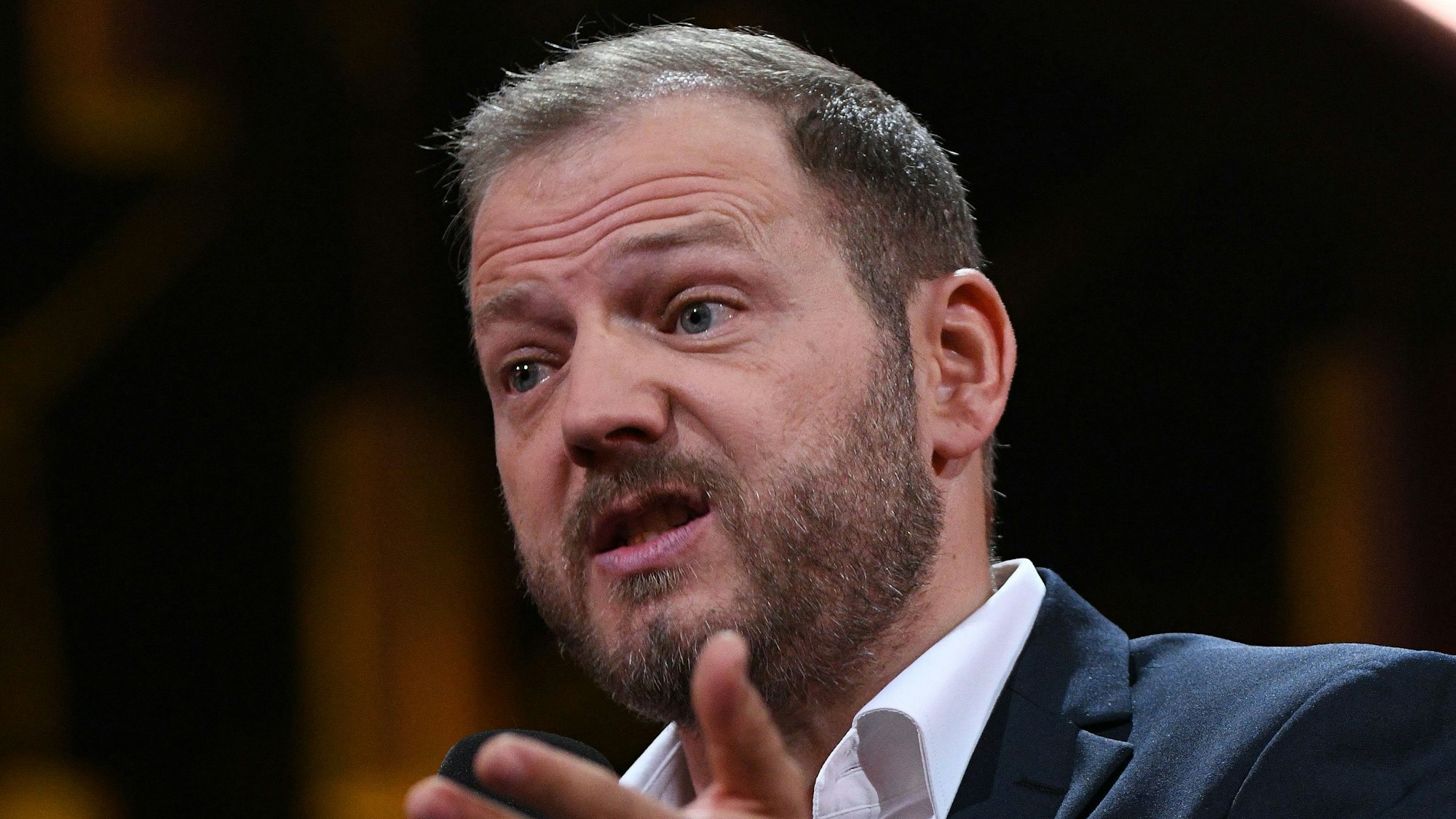 Der Komiker Mario Barth hält bei der Verleihung des Deutschen Comedypreises 2018 eine Laudatio.