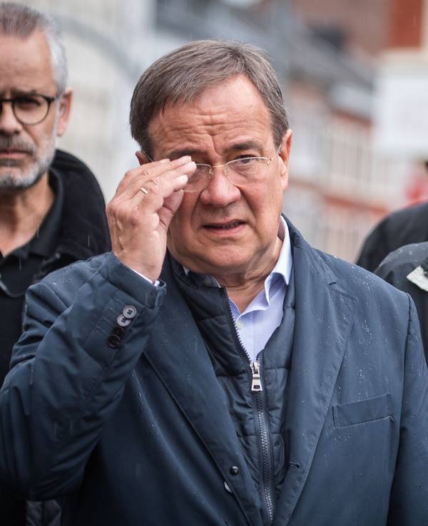 Armin Laschet (CDU, 2.v.l), Ministerpräsident von Nordrhein-Westfalen und Kanzlerkandidat, und Olaf Scholz (SPDr), Bundesfinanzminister und Kanzlerkandidat, kommen zu einem gemeinsamen Pressestatement. Die beiden Kanzlerkandidaten machten sich ein Bild von der Lage und den Aufräumarbeiten nach dem Unwetter.