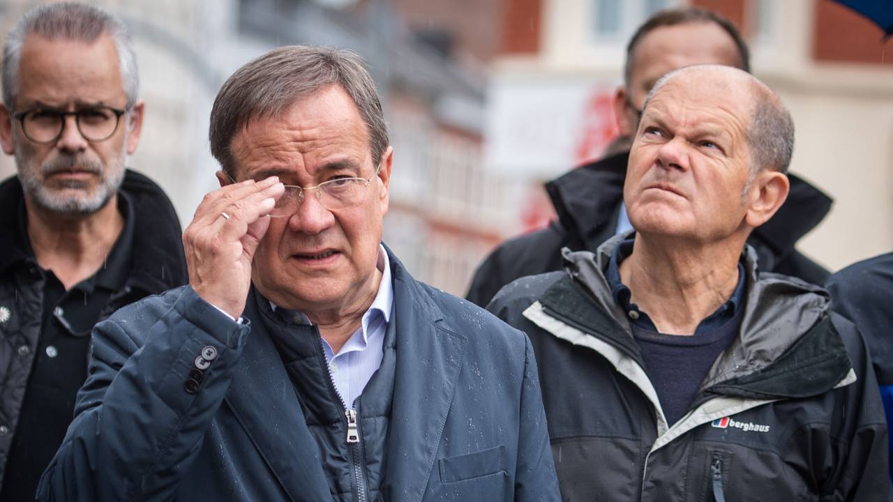 Armin Laschet (CDU, 2.v.l), Ministerpräsident von Nordrhein-Westfalen und Kanzlerkandidat, und Olaf Scholz (SPDr), Bundesfinanzminister und Kanzlerkandidat, kommen zu einem gemeinsamen Pressestatement. Die beiden Kanzlerkandidaten machten sich ein Bild von der Lage und den Aufräumarbeiten nach dem Unwetter.