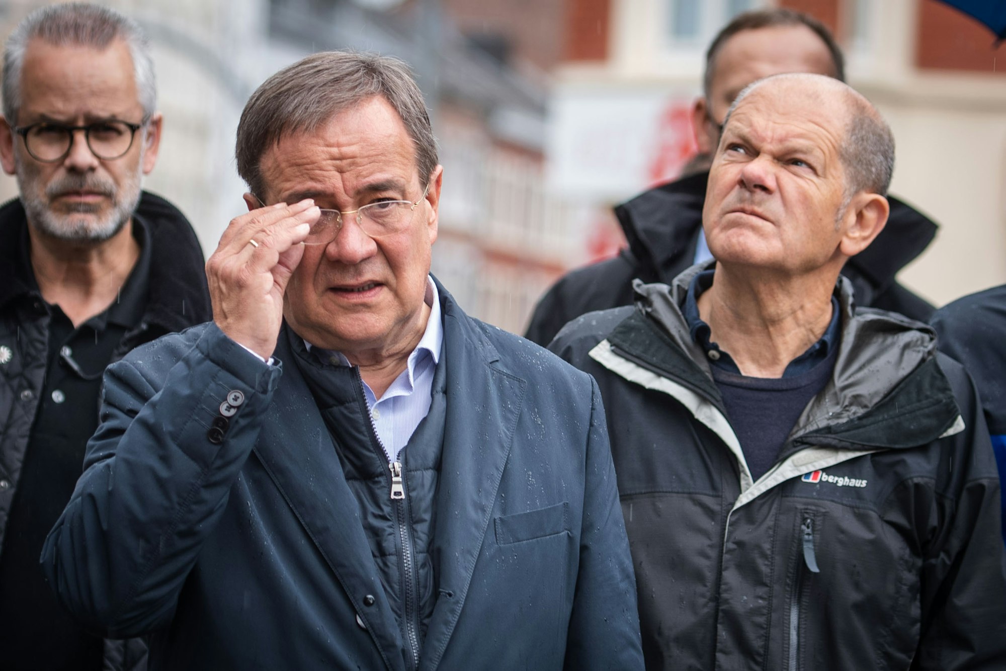 Armin Laschet (CDU, 2.v.l), Ministerpräsident von Nordrhein-Westfalen und Kanzlerkandidat, und Olaf Scholz (SPDr), Bundesfinanzminister und Kanzlerkandidat, kommen zu einem gemeinsamen Pressestatement. Die beiden Kanzlerkandidaten machten sich ein Bild von der Lage und den Aufräumarbeiten nach dem Unwetter.