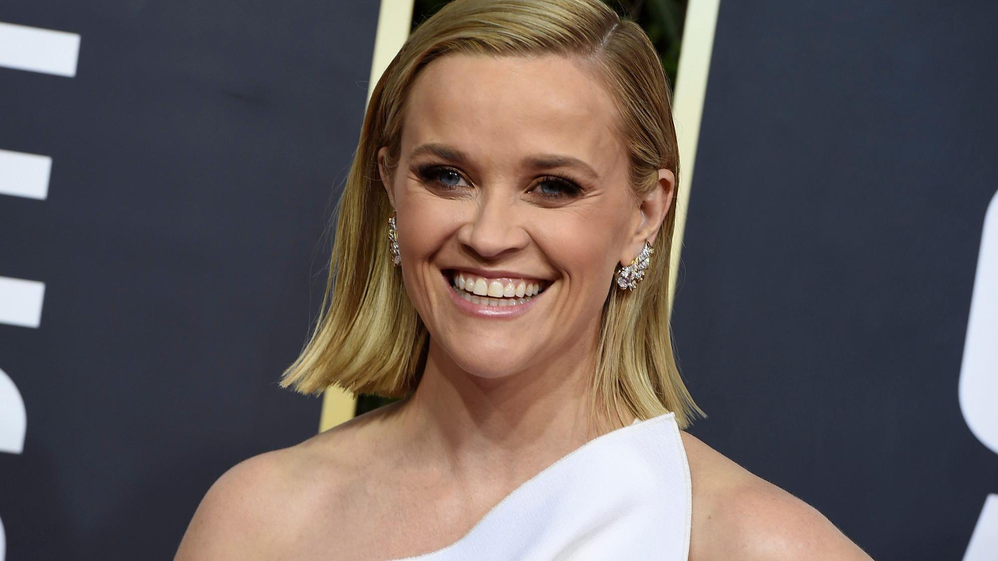 Reese Witherspoon posiert bei der Oscarverleihung 2020 auf dem roten Teppich.