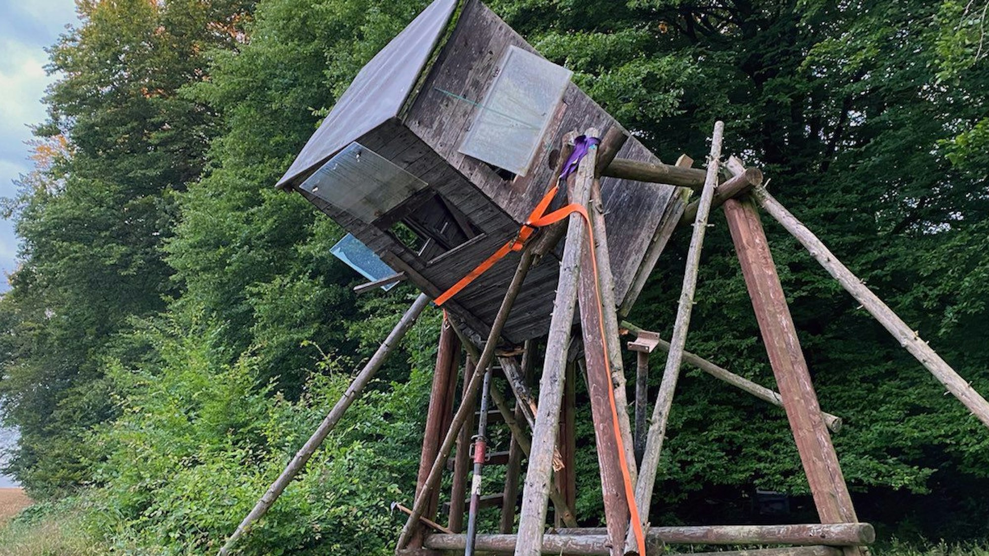 Der Jäger drohte samt Hochsitz abzustürzen.