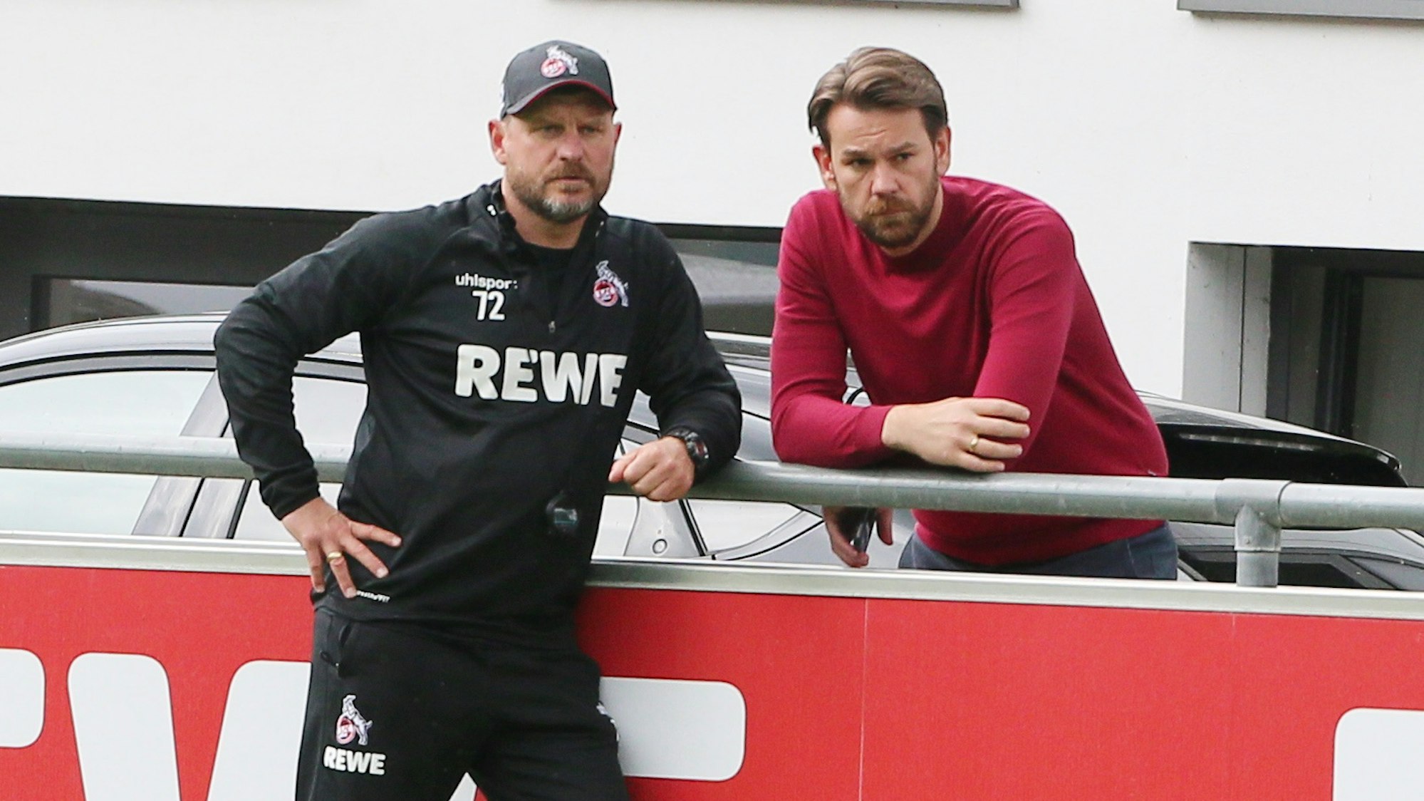 Steffen Baumgart tauscht sich beim 1. FC Köln mit Thomas Kessler aus.
