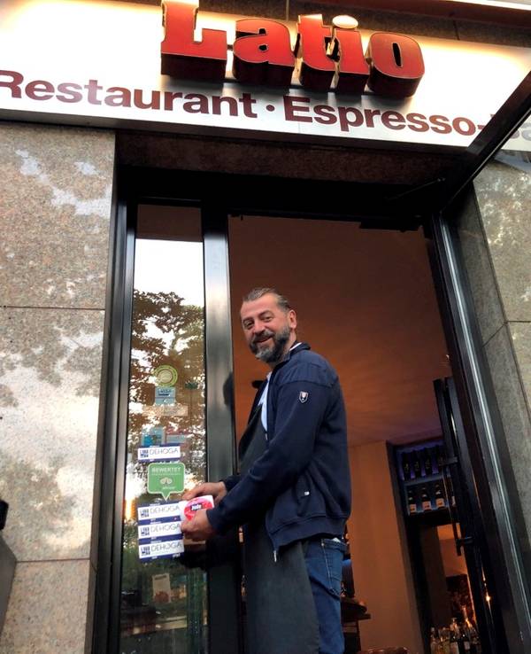 Wirt Aki am Eingang seines Ladens Latio in Köln.