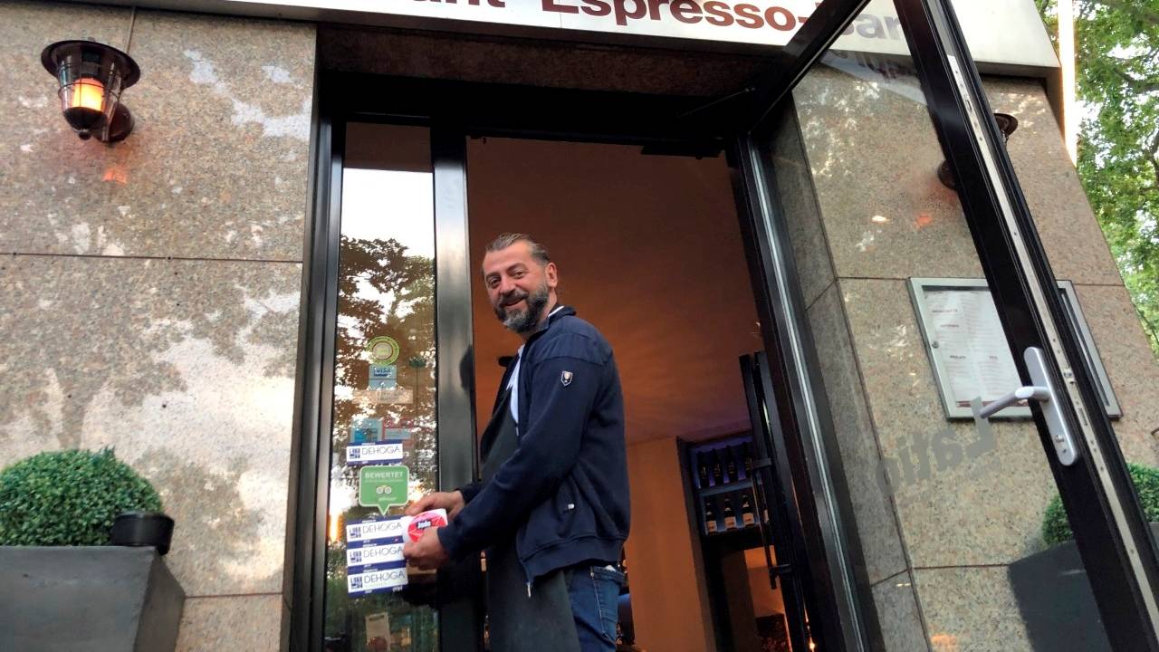 Wirt Aki am Eingang seines Ladens Latio in Köln.