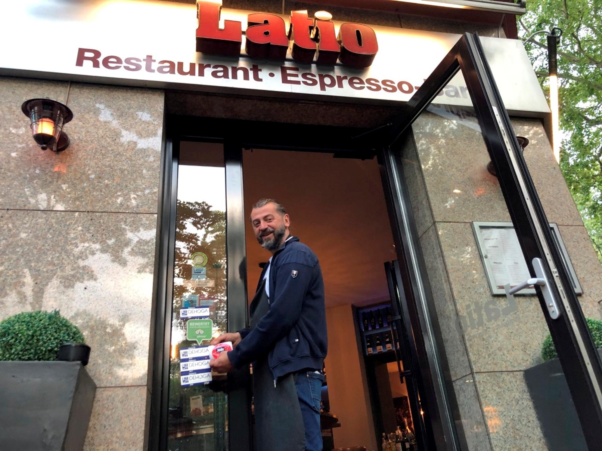 Wirt Aki am Eingang seines Ladens Latio in Köln.