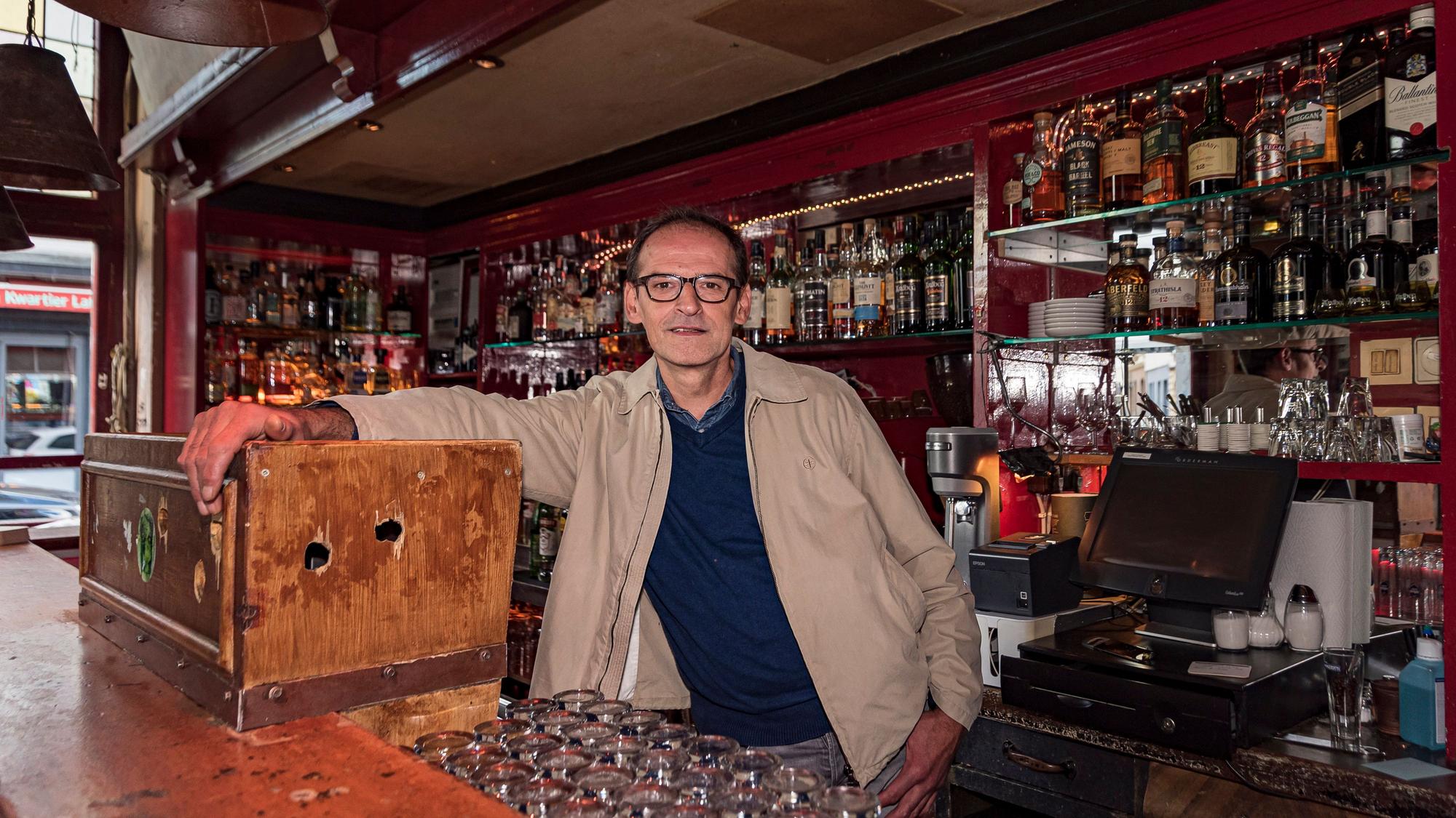 Inhaber Stephan Freund
steht hinter dem Tresen seiner Kölner Bar „Stiefel“.