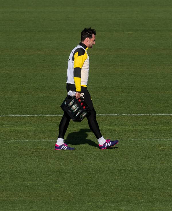 Mats Hummels trägt am Ende des Training von Borussia Dortmund am 4. Mai die Wasserkästen vom Platz.