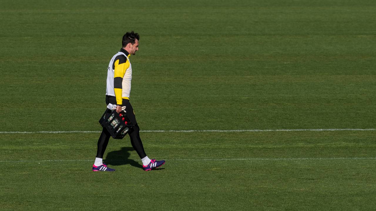 Mats Hummels trägt am Ende des Training von Borussia Dortmund am 4. Mai die Wasserkästen vom Platz.