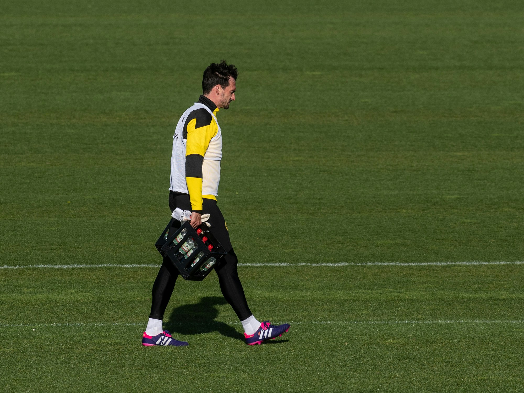 Mats Hummels trägt am Ende des Training von Borussia Dortmund am 4. Mai die Wasserkästen vom Platz.