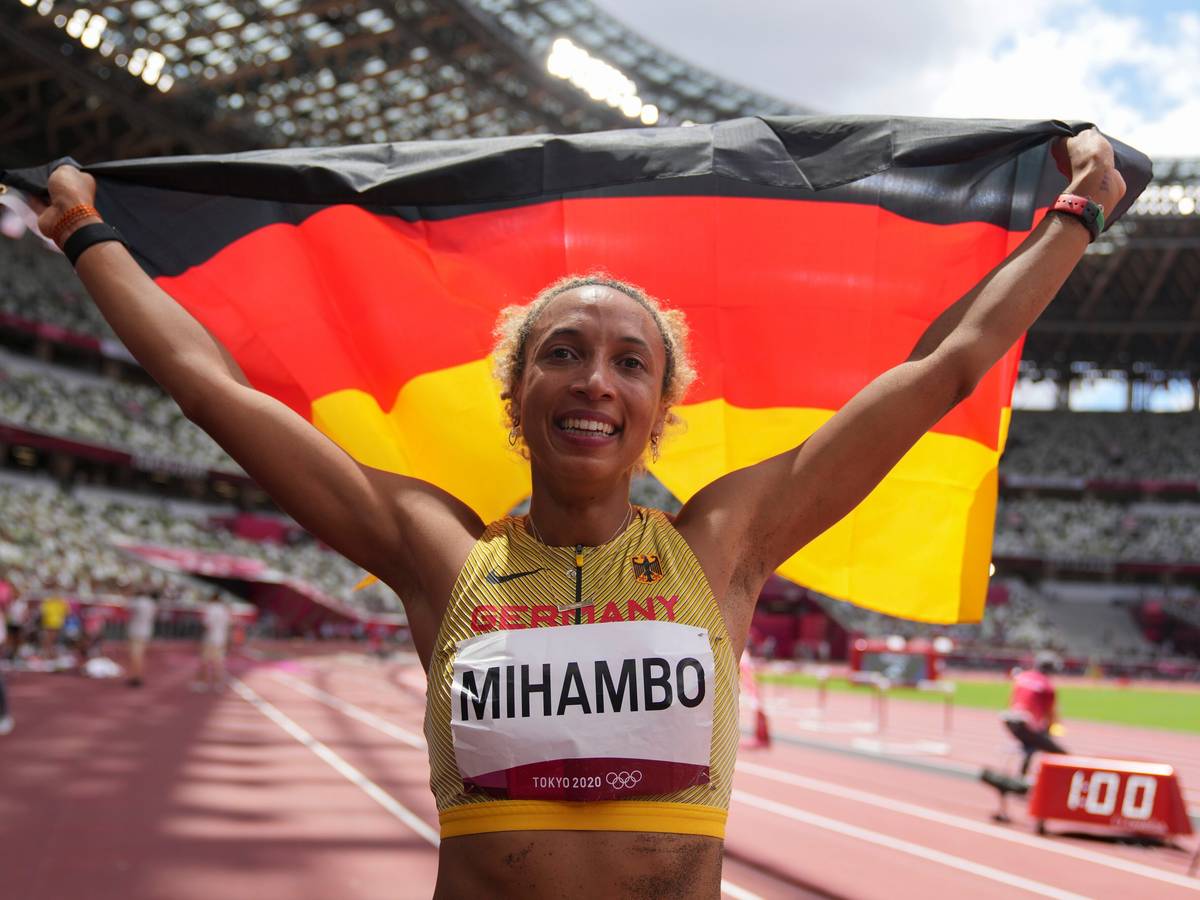 Malaika Mihambo bejubelt mit Deutschland-Fahne ihr Weitsprung-Gold bei Olympia in Tokio