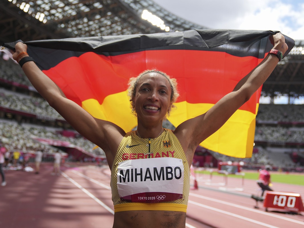 Malaika Mihambo bejubelt mit Deutschland-Fahne ihr Weitsprung-Gold bei Olympia in Tokio