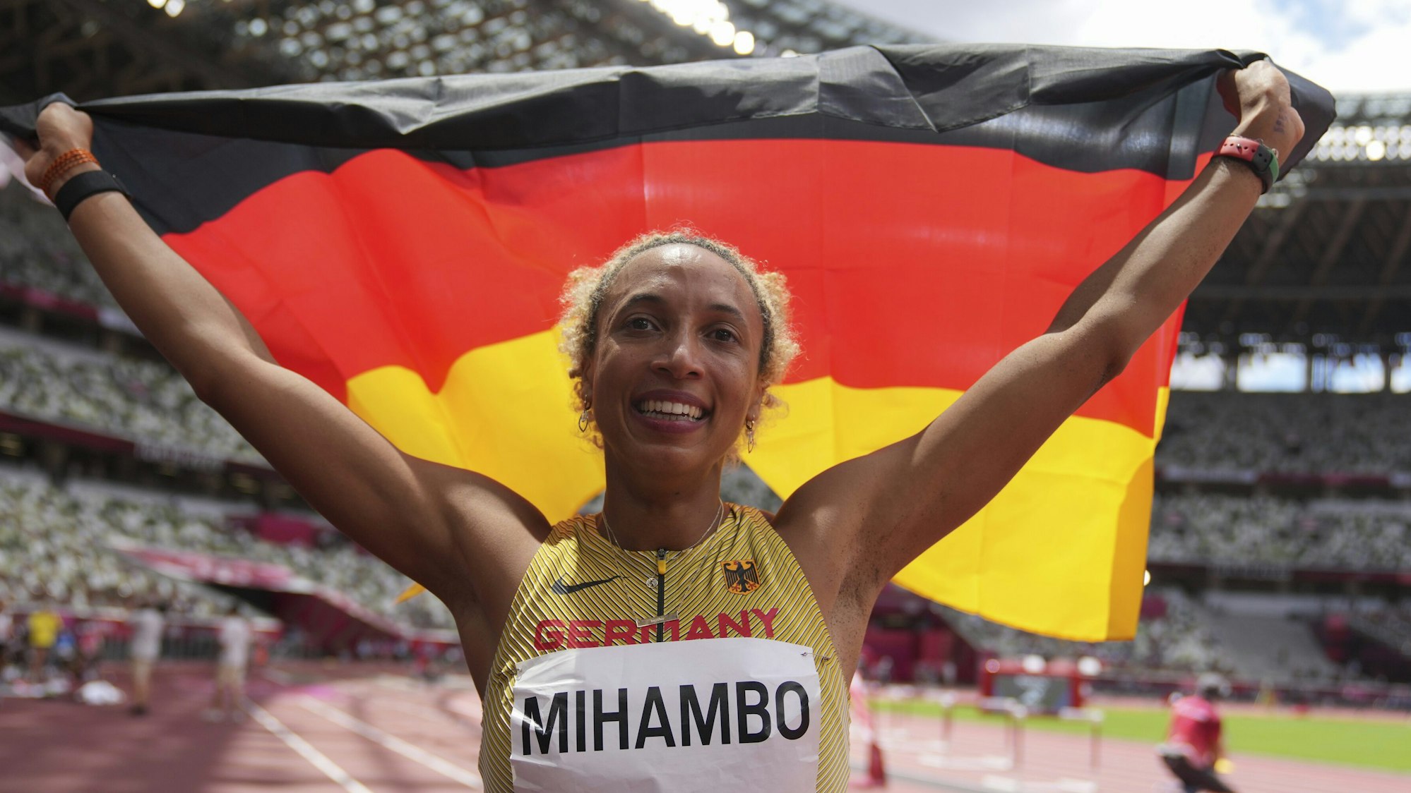 Malaika Mihambo bejubelt mit Deutschland-Fahne ihr Weitsprung-Gold bei Olympia in Tokio