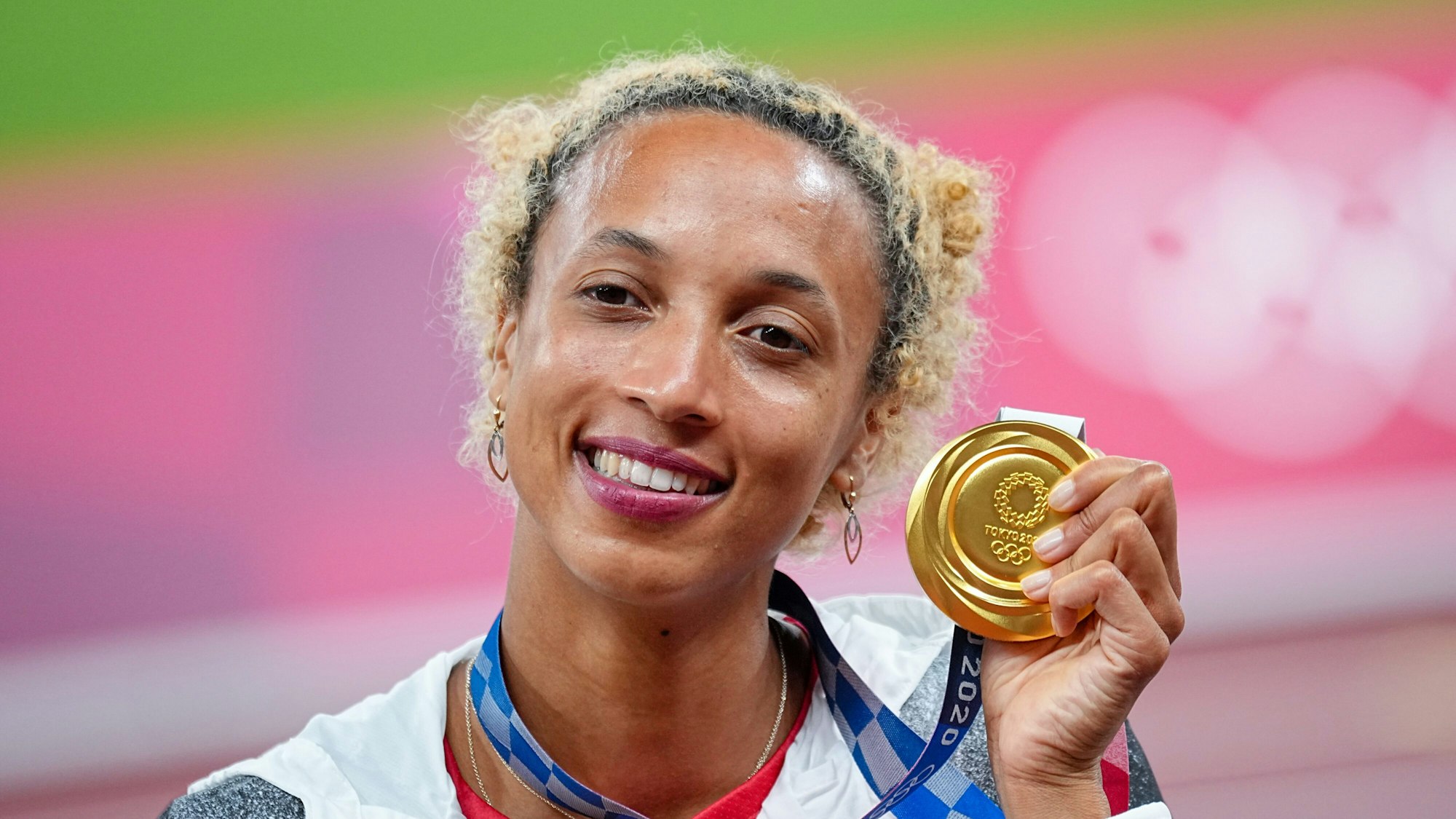 Malaika Mihambo präsentiert glücklich ihre Goldmedaille.