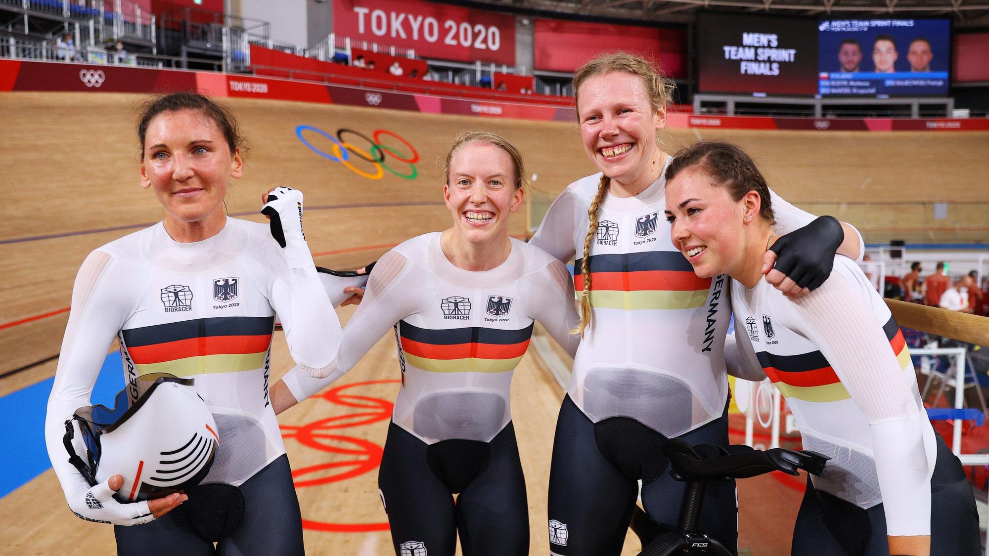 Lisa Brennauer, Franziska Brauße, Mieke Kröger und Lisa Klein nach dem Sieg in der Mannschaftsverfolgung bei den Olympischen Spielen