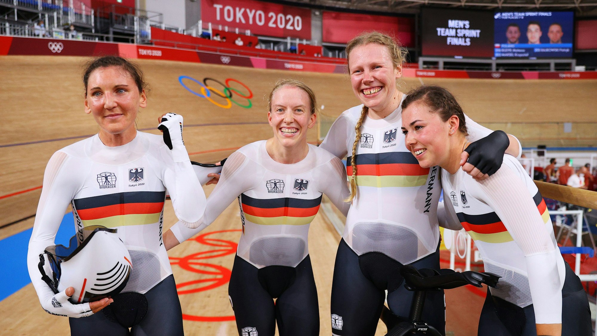 Lisa Brennauer, Franziska Brauße, Mieke Kröger und Lisa Klein nach dem Sieg in der Mannschaftsverfolgung bei den Olympischen Spielen