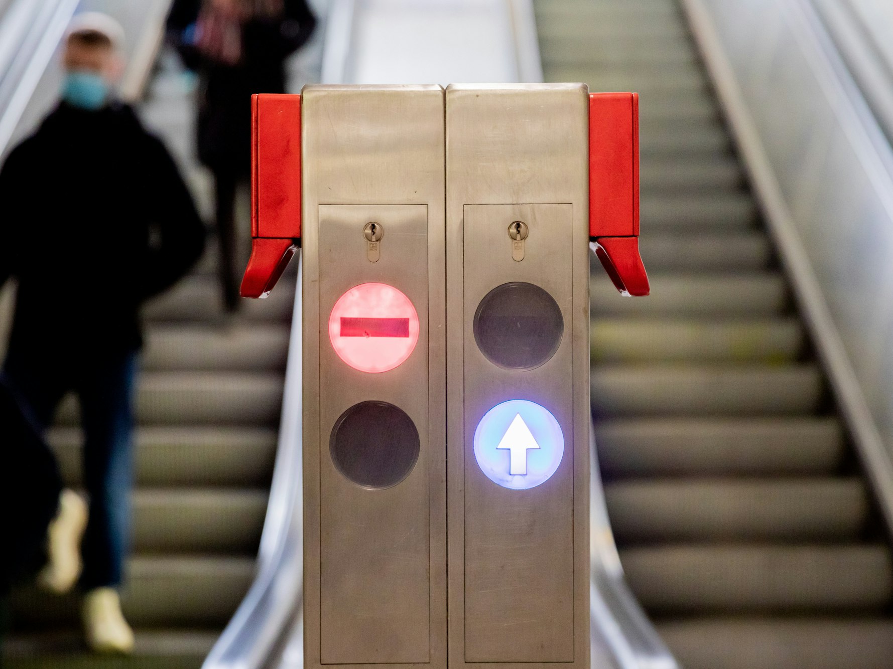 Notbremsschalter und Richtungszeichen sind an einer Rolltreppe im Berliner Bahnhof Bundesplatz zu sehen.