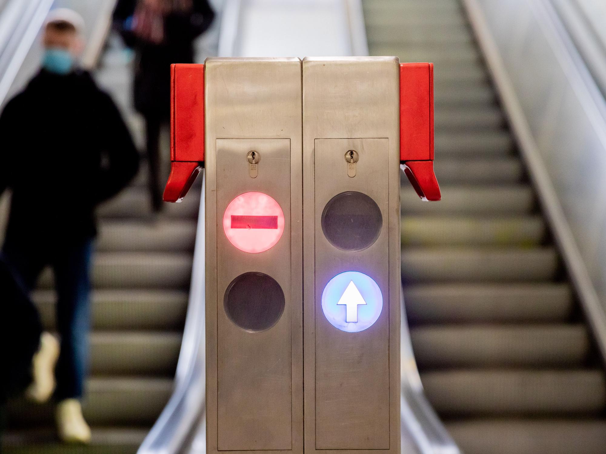 Notbremsschalter und Richtungszeichen sind an einer Rolltreppe im Berliner Bahnhof Bundesplatz zu sehen.