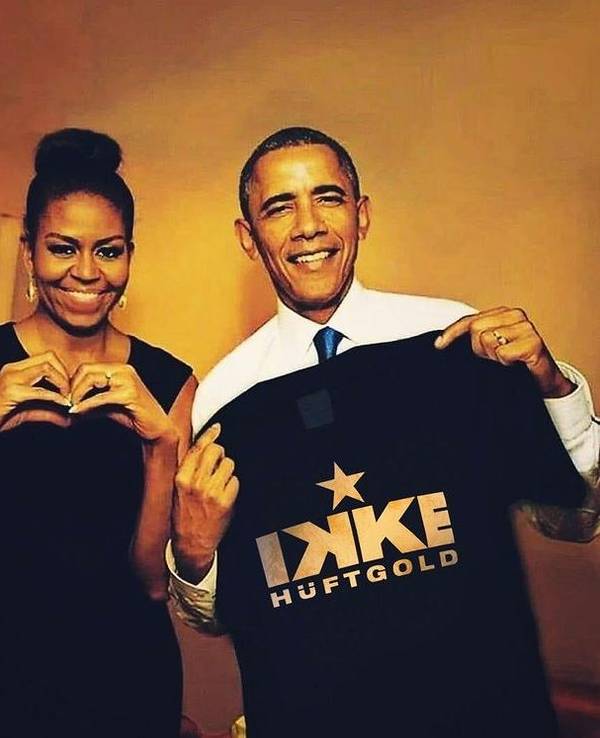 Barack und Michelle Obama posieren mit einem Shirt mit der Aufschrift Ikke Hüftgold.