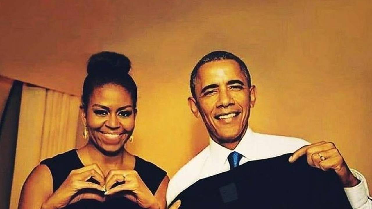 Barack und Michelle Obama posieren mit einem Shirt mit der Aufschrift Ikke Hüftgold.