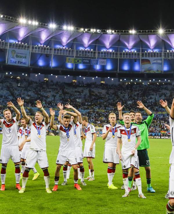 Benedikt Höwedes feiert den Gewinn der Fußball-Weltmeisterschaft 2014.