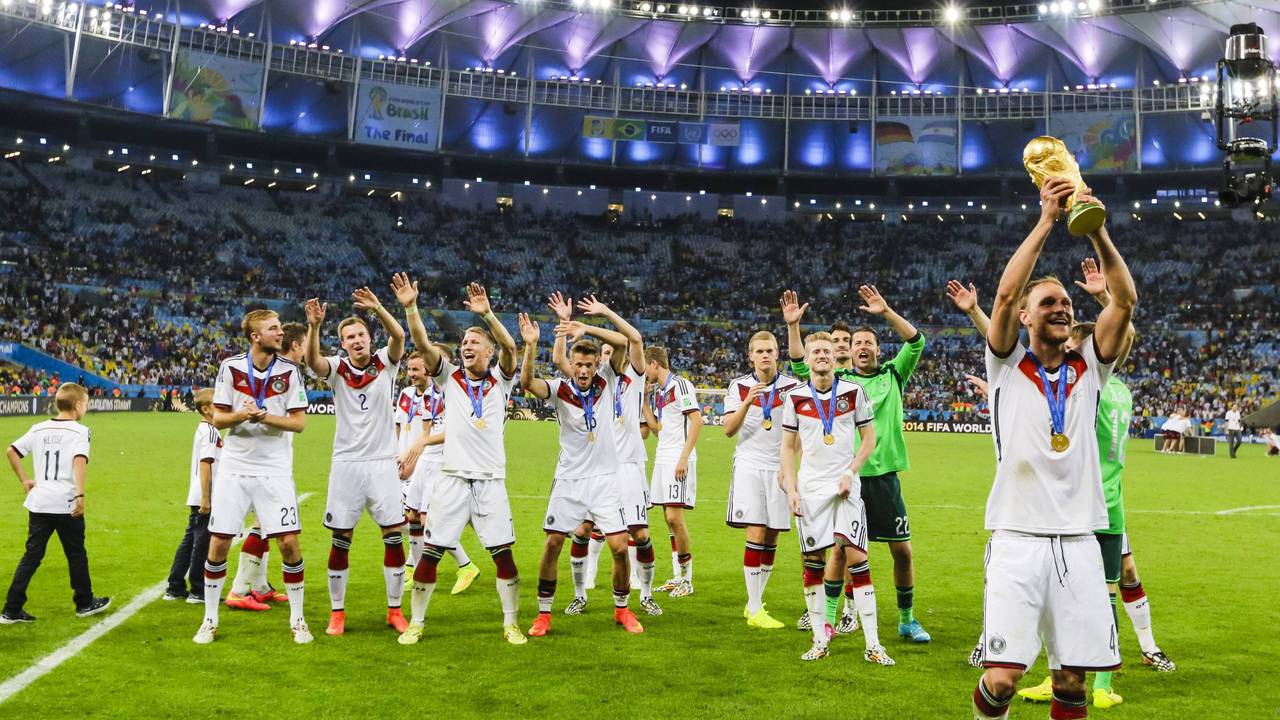 Benedikt Höwedes feiert den Gewinn der Fußball-Weltmeisterschaft 2014.